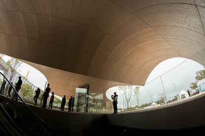 Asistentes a la inauguración del CaixaForum Sevilla, obra de Guillermo Vázquez Consuegra, ayer bajo la marquesina que da entrada al centro.