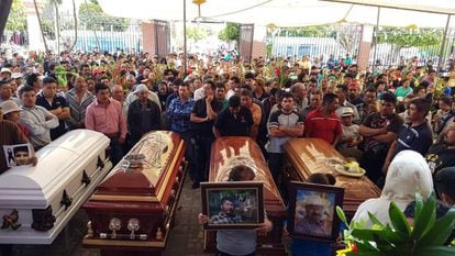 Familiares de cuatro de los muertos en los enfrentamientos entre militares y civiles en Puebla, la semana pasada.