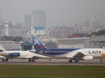 Un avi&oacute;n de LAN en el aeroparque Jorge Newbery, en Buenos Aires.