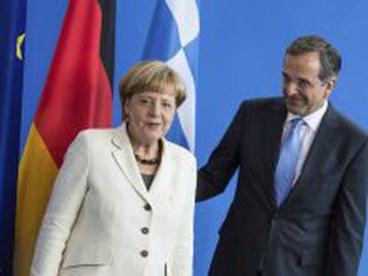 La canciller Angela Merkel, junto al primer ministro griego, Antonis Samaras.