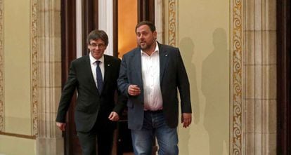 El presidente de la Generalitat, Carles Puigdemont, y el vicepresidente, Oriol Junqueras (d), salen del despacho presidencial esta semana.