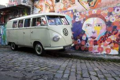 Fotografía tomada el pasado 26 se septiembre en la que se registró en una calle de Sao Paulo un modelo de Kombi, la mítica furgoneta "hippie" de Volkswagen que se fabricó en Brasil desde 1957.