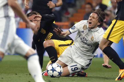 El delantero francés del Atlético de Madrid Antoine Griezmann (i) y el centrocampista croata del Real Madrid Luka Modric (d), durante el partido.
