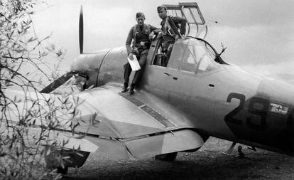 Una de las fotos de la exposici&oacute;n: el piloto Ernst Bartels y su copiloto Fleisch, en su Stuka.