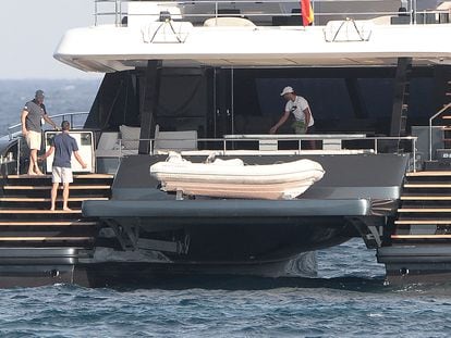 Rafa Nadal, con gorra blanca, en su nuevo barco.
