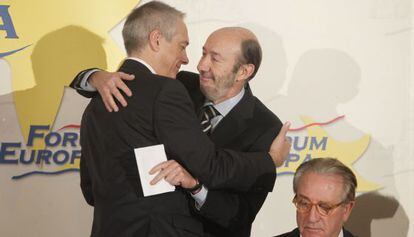 Pere Navarro, l&iacute;der del PSC, abraza al secretario general del PSOE, Alfredo P&eacute;rez Rubalcaba, antes de su intervenci&oacute;n. 