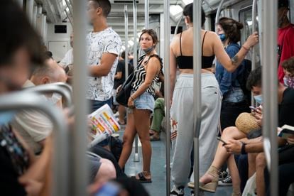 Usuarios del metro de Barcelona sin mascarilla a pesar de la prohibición vigente.