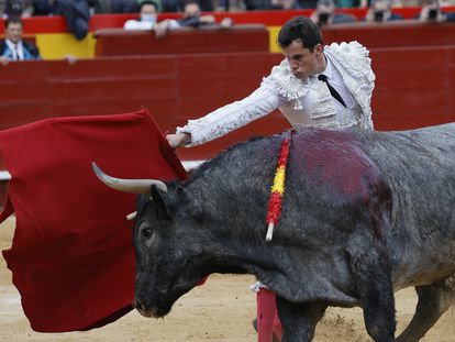 El diestro Daniel Luque en su faena durante la corrida celebrada hoy domingo en la plaza de toros de Valencia, compartiendo cartel con Antonio Ferrera y Román, lidiando reses de Victorino Martín.