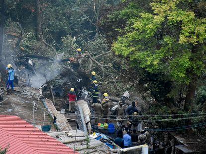 Bomberos trataban de controlar el fuego tras estrellarse el helicóptero en el que viajaba el jefe del Estado Mayor de la Defensa indio, Bipin Rawat.