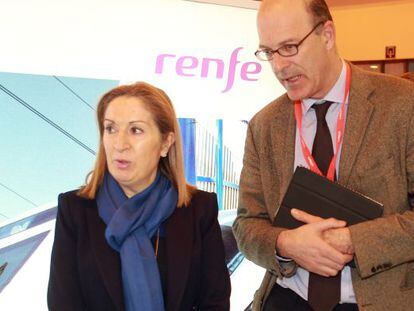 La ministra de Fomento, Ana Pastor, con el presidente de Renfe, Pablo V&aacute;zquez. / Pablo Monge