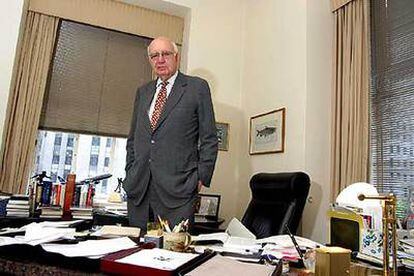 Paul Volcker, ex subsecretario del Tesoro y ex presidente de la Reserva Federal de EE UU, en su oficina del Rockefeller Center de Nueva York.