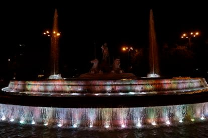 La madrileña plaza de Neptuno iluminada este miércoles.