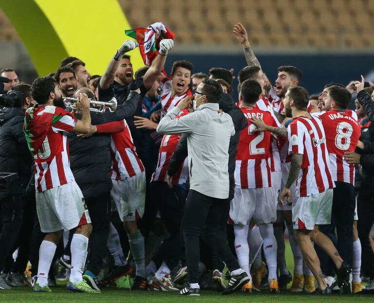 Los jugadores del Athletic celebran su triunfo en la Supercopa ante el Barcelona al son de la trompeta de Villalibre, a la izquierda de la imagen.