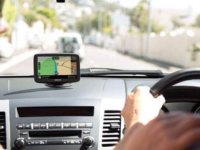 Dos personas siguen las indicaciones del GPS TomTom Go Basic mientras van en el coche.