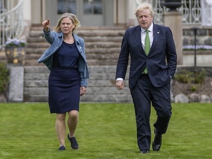 Magdalena Andersson y Boris Johnson, este miércoles en Harpsund (Suecia).