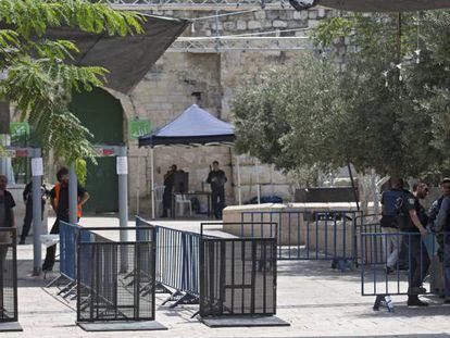 Fuerzas de seguridad israelíes custodian la Puerta de los Leones, en Jerusalén, este domingo.