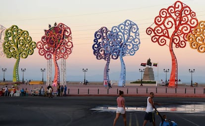 Las caprichosas esculturas que evocan el famoso cuadro 'El árbol de la vida', de Klimt, pueblan las calles de Managua.