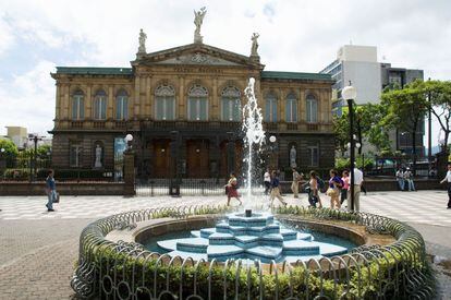 Aunque no sea la capital más bonita de Centroamérica, San José ofrece ejemplos notables de arquitectura neoclásica y colonial, barrios arbolados, museos con jade y oro precolombinos, una vida nocturna que se prolonga hasta el alba y algunos restaurantes refinados. En la foto, el Teatro Nacional.