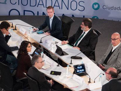 La mesa del foro Ciudadanos opinan.