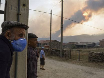 Vecinos de Navalosa observan las llamas del incendio que se ha declarado hoy en Hoyocasero