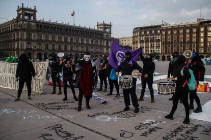 Feministas pintaron consignas en la plancha del Zócalo, el día de hoy.