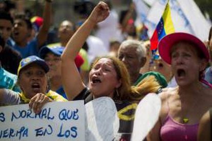 Opositores al Gobierno de Nicolás Maduro participan este jueves 1 de mayo del 2014, en una manifestación en Caracas (Venezuela).