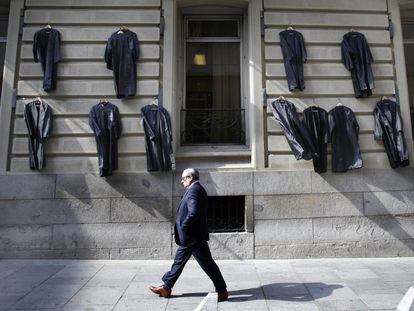 Fachada del Colegio de Abogados de Madrid, con togas colgadas para reivindicar la defensa de la justicia gratuita.