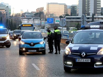 Control policial de acceso desde la A-2 el pasado jueves cuando solo podía circular las matrículas impares.