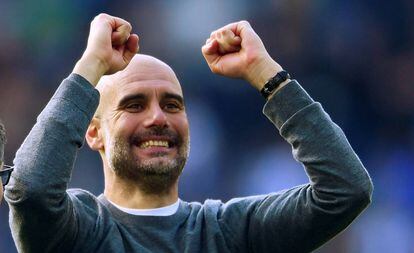 Pep Guardiola festeja la consecución de su segunda Premier League.