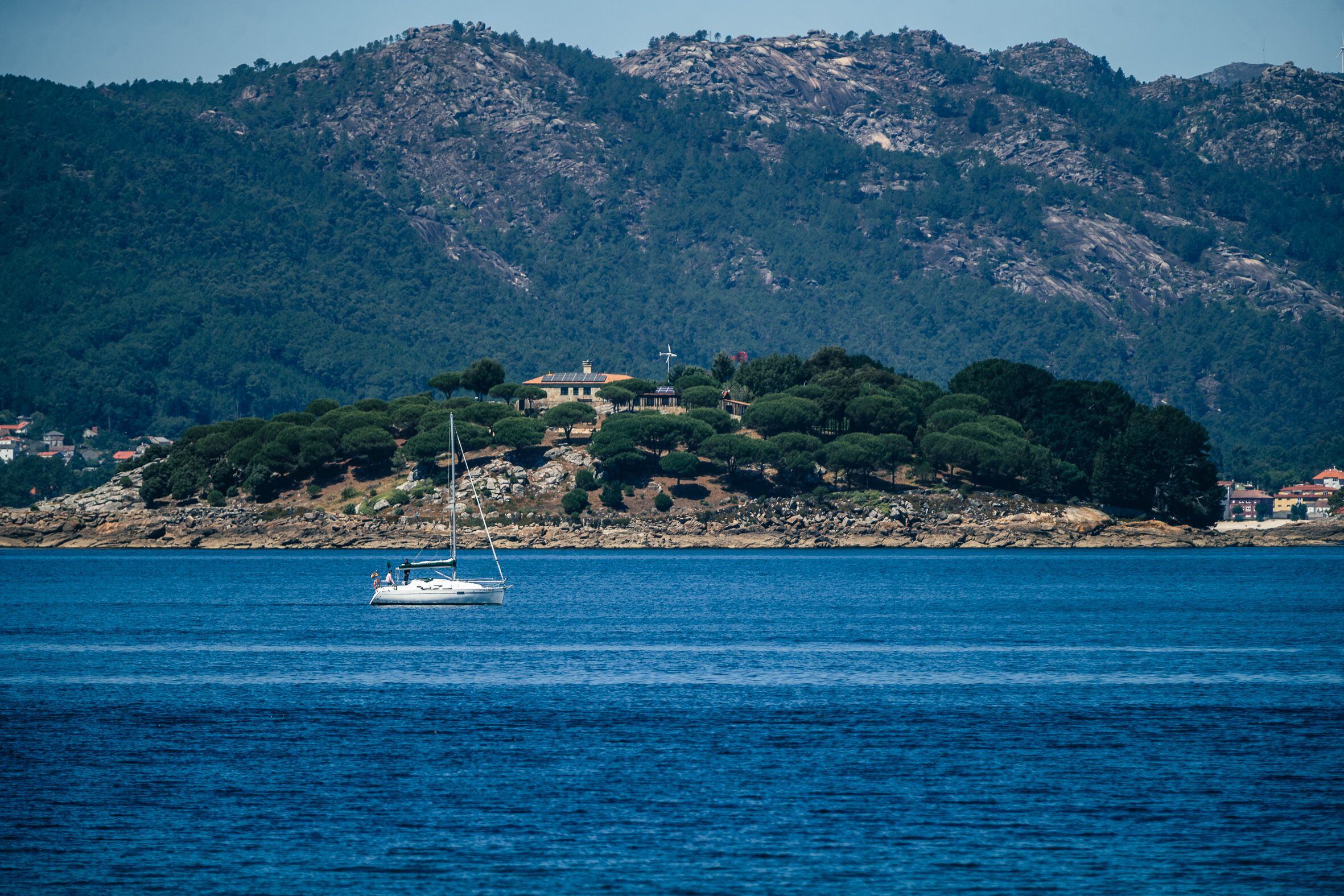 Isla de A Creba, propiedad privada en la ría de Muros y Noia, vista desde la localidad de Porto do Son esta semana.