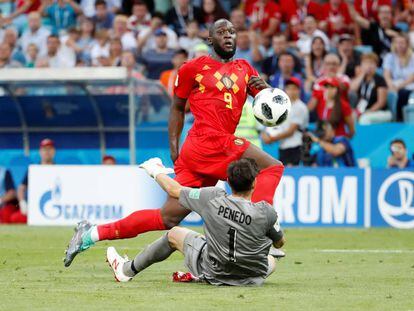 Lukaku supera al panameño Penedo en el tercer gol de Bélgica.