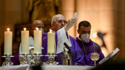 El cardenal arzobispo de Madrid y vicepresidente de la Conferencia Episcopal Española (CEE), Carlos Osoro, en la catedral de La Almudena en noviembre de 2020.