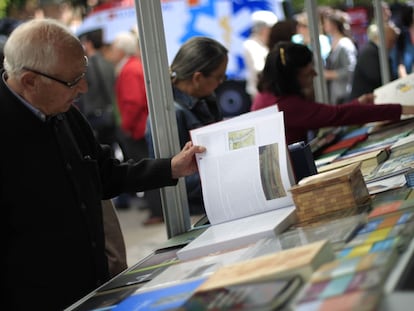 Un lector ojea un libro en la pasada edición de la Feria del Libro de Madrid.