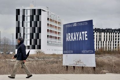 Un hombre pasa ante una promoción de pisos en construcción en Vitoria.