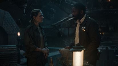 Rebecca Ferguson y David Oyelowo en el segundo episodio de 'Silo', rodeados de la estética industrial propia de la serie.