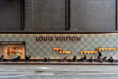 Cola ante la tienda de Louis Vuitton en Shinsegae, en Seúl, el 5 de septiembre de 2021.