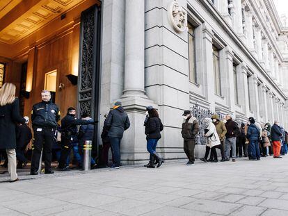 Decenas de personas hacen cola para contratar Letras del Tesoro, en el Banco de España, a 3 de febrero de 2023, en Madrid (España)