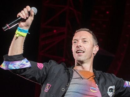Chris Martin, cantante de Coldplay, durante una de sus actuaciones en el Estadio Olímpico de Barcelona.