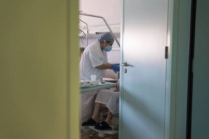 Una infermera atén un pacient a l'Hospital d'Igualada.
