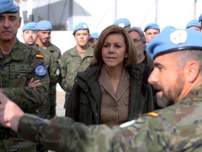 La ministra de Defensa, María Dolores de Cospedal, junto a algunos militares del contingente del Ejército Español en Líbano.