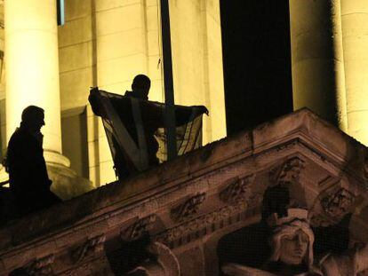 Trabajadores del ayuntamiento de Belfast bajan la bandera brit&aacute;nica que ondeaba en el edificio por el cumplea&ntilde;os de la princesa Catalina.