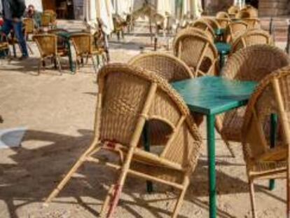 Sillas de locales de hostelería recogidas en la Plaza Mayor de Chinchón.