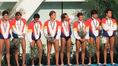 La selección española de waterpolo masculino con la medalla de plata tras caer derrotada ante Italia.
