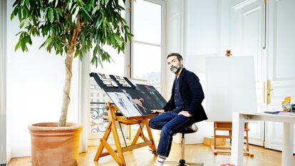 El diseñador de moda Daniel Roseberry, en su despacho en la plaza Vendôme de París, muestra algunos modelos de su nueva colección de prêt-à-porter.
