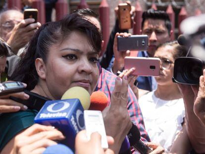 Nestora Salgado habla ante la prensa mexicana.