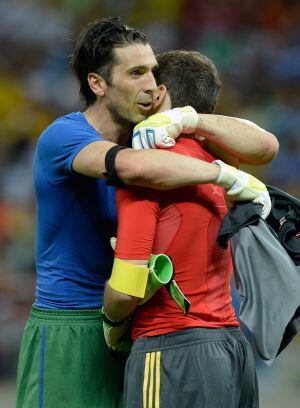 Buffon y Casillas se abrazan tras el duelo.