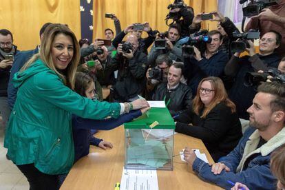 Susana Díaz, amb la seva família, vota a Sevilla.