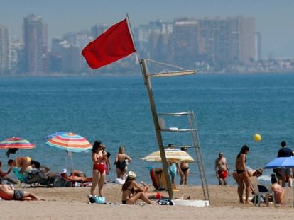 Playa de la Patacona, junto a Valencia, durante el cierre al baño el 29 de junio de 2019.