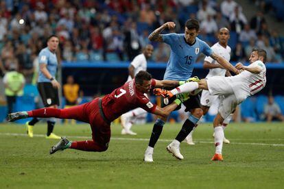 El jugador portugués Bernardo Silva intenta el remate ante el guardameta uruguayo Fernando Muslera.