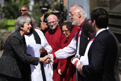 La primera ministra Theresa May en su llegada al memorial convocado en la Catedral de Manchester.  